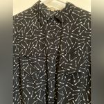 Lily White 🌞 Cropped Button Down Black with White Arrow Blouse A Photo 5