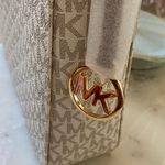 Michael Kors NWT Jet Set Travel Large Logo
Messenger Bag Photo 6