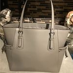 Michael Kors  VOYAGER EAST WEST TOTE PEARL GREY . Photo 2