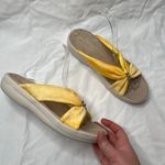 Bzees yellow thong toe promise sandals size 8 M Photo 3