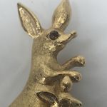 Vintage Kangaroo & Baby Joey Brooch Pin ARTICULATED Moving Tail & Baby By Avon Gold Photo 1