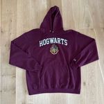 Harry Potter  Merch - Hogwarts Sweatshirt in Burgundy Photo 0