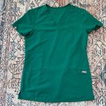 FIGS Casma Three-Pocket Scrub Top in Limited Edition Kelly Green XXS Medical Uniform Photo 3