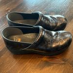 Dansko XP 2.0 Pewter Marble Patent Nurse Clogs Shoes Women's Size 42 US 11.5-12 Photo 2