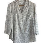 Jaclyn Smith Size XL patterned blouse with a zipper detail at the neckline Photo 0
