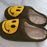 Smiley face slippers green and yellow Size 8 Photo 1