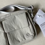 Lululemon Multi-Pocket Crossbody Bag 2.5L - Raw Linen Photo 1