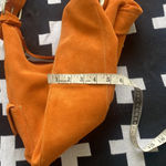 XOXO Orange suede shoulder bag with an organic rustic look Photo 9
