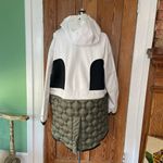 UAS Under Armour Sportswear
Colorblock Quilted Technical Parka
Jacket Sz M White Size M Photo 4
