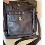 Valerie Stevens  leather crossbody bag in brown. Photo 5