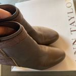 Ann Taylor Sam Side Taupe Leather Crocodile Ankle Bootie Heels Size 6.5 EUC Photo 3