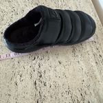 WOMEN'S NIKE W NIKE BURROW COZY CLOGS. Size 8. MSRP $60 Photo 16