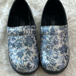 Savvy ‎ Brandy Blue Metallic Floral Slip Resistant Nursing Shoes Size 9 Photo 0