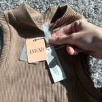 Anwnd Elegant Sleeveless Ribbed Tank Top in Brown Photo 1