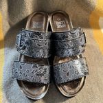 Muk Luks | Emery Wedge Sandal Womens 8 Metallic Silver Floral Cork Slip On Photo 1