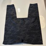 Vuori Heather Charcoal Gray Athletic -High Waisted Soft leggings Camo size Small Photo 1