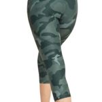 Old Navy activewear elevate camo cropped pocket leggings high rise Photo 1