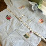 Grandma’s vintage denim shirt with embroidered flowers, birdhouses and birds. Size M Photo 12