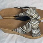 Skechers   WO 8.5 Tan and Black Slide Sandals with Geometric PatternWoven straps Photo 6