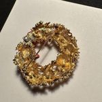Signed ART Christmas Holiday Brooch Pin Gold Tone Rhinestone Wreath Red Enamel Photo 6