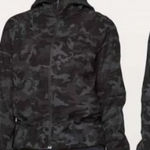 Lululemon  Pack It Up Jacket in black/camo with hood size 2 Photo 0