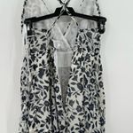 Selfie Leslie size Small sleeveless romper flouncy blue white floral print Photo 2