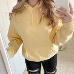 yellow sweatshirt Photo 0