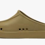 P448 FLO unisex runs small. Fits women’s 9 men’s 8 Photo 1