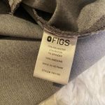 FIGS  Casma Three-Pocket Scrub Top in Graphite Gray Medium Photo 5