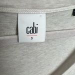 CAbi  Hangout Ruffle Hem Tee | Heathered Oat Cream | Small Photo 3