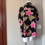 Havana Jack’s Cafe Hawaiian Floral Button Photo 3