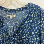 Jachs Girlfriend blue floral button down blouse with rounded hem size medium Photo 3