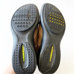 Clarks Wave Olive Green Nubuck Suede Bucs Women’s Size 7 Strap Detail READ Photo 1