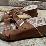 Muk Luks Averi Wedge Buckle Cow Suede Chunky Silver Sandal Size 9 western Brown Photo 5
