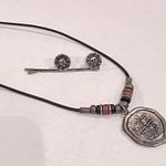 Disney Pirates earrings and necklace set Photo 7