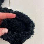 EUC Women’s solid black‎ fuzzy fur lined bubble knit winter warm mittens gloves Black Photo 2
