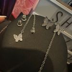 Super cute, butterfly earrings, 2/1 earring set (stud Or hanging Can be worn at studs or and hanging Photo 1