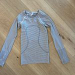 Lululemon Swiftly Tech Long Sleeve 2.0 in Tempo Stripe White / Black Photo 2