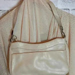 Liz Claiborne  Cream Leather Hobo Style Purse, Clean,‎ Excellent Condition Photo 4