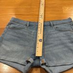 Old Navy  women’s mid-rise wow Jean shorts size 12. Photo 4