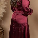 Flying Tomato Elegant and modern silk and sheen dress in burgundy size L. Photo 2