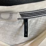 Akemi + Kim Embroidered Flower and Bee Tee Shirt Top Blouse Short Sleeve… White Size XS Photo 4