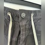 Vuori  Women’s Vintage Ripstop Shorts Dark Gray Camo Size S Photo 4