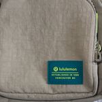 Lululemon  Multi Pocket Crossbody Bag 2.5L Sheer Oak/Sour Grape NWT Photo 6