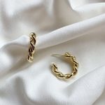 Gold twist hoop earrings Photo 5