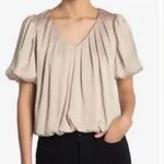 ASTR THE LABEL Women's Bubble Hem Short Sleeve V-Neck Blouse Top Champagne Small Photo 1