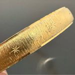 Vintage Signed MONET Brushed Gold Tone Etched Star Asterisk Bangle Bracelet 38g. Photo 3