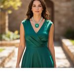 Elegant Pearl and Green Floral Necklace Photo 1