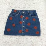 ZARA ‎ Embroidered Floral Rose Denim Skirt Raw Hem XS Photo 1