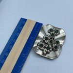 Vintage 1940’s C clasp brooch. Silver colored green glass Photo 4
